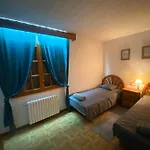 4 Bed - Sleeps 8 - Pool - Hottub - Garden Girona