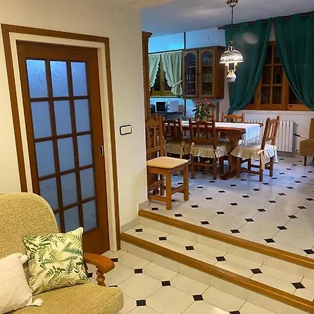 فيلة 4 Bed - Sleeps 8 - Pool - Hottub - Garden *