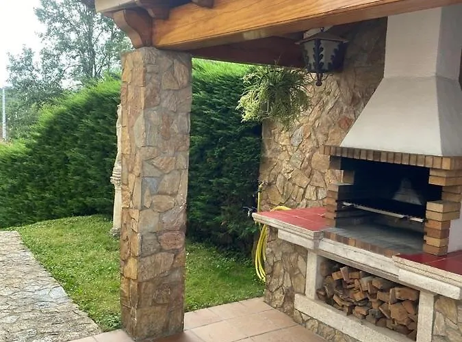 4 Bed - Sleeps 8 - Pool - Hottub - Garden Villa *