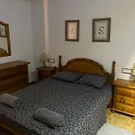 4 Bed - Sleeps 8 - Pool - Hottub - Garden Villa *