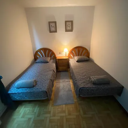 Villa 4 Bed - Sleeps 8 - Pool - Hottub - Garden