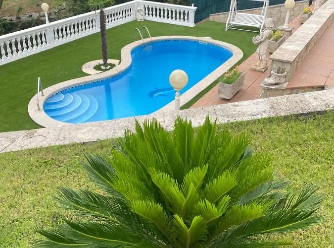 4 Bed - Sleeps 8 - Pool - Hottub - Garden * Girona