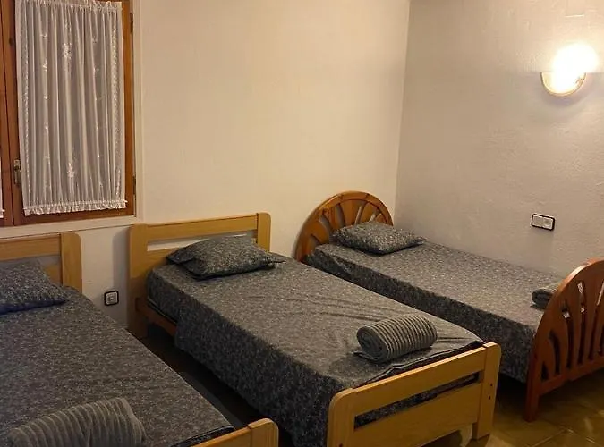 4 Bed - Sleeps 8 - Pool - Hottub - Garden Villa *