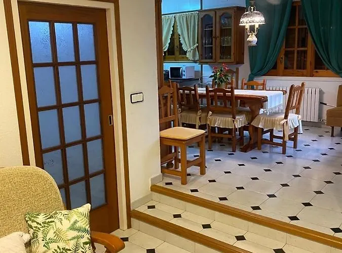 Villa 4 Bed - Sleeps 8 - Pool - Hottub - Garden *