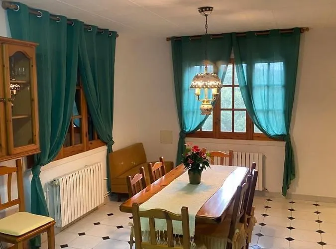 4 Bed - Sleeps 8 - Pool - Hottub - Garden * Girona