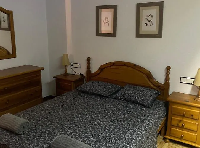 4 Bed - Sleeps 8 - Pool - Hottub - Garden Villa *