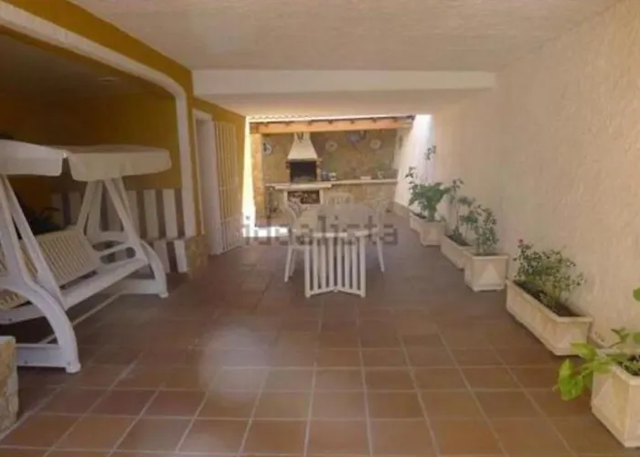 4 Bed - Sleeps 8 - Pool - Hottub - Garden