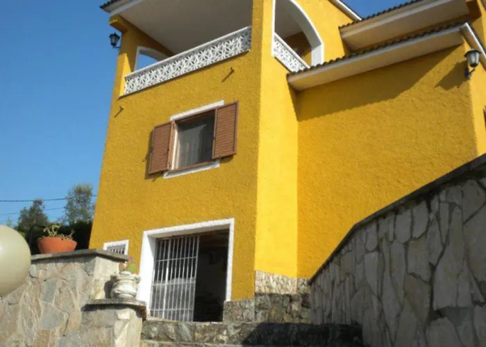 4 Bed - Sleeps 8 - Pool - Hottub - Garden * Girona