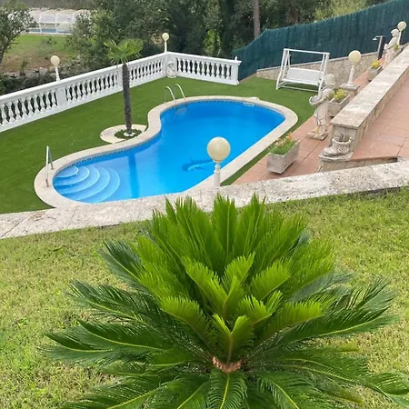 4 Bed - Sleeps 8 - Pool - Hottub - Garden * Gerona