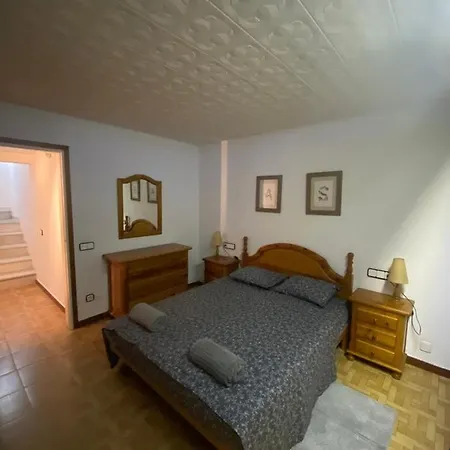 Villa 4 Bed - Sleeps 8 - Pool - Hottub - Garden