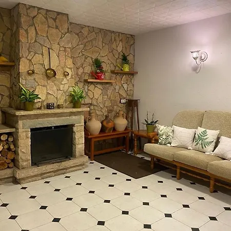 4 Bed - Sleeps 8 - Pool - Hottub - Garden *