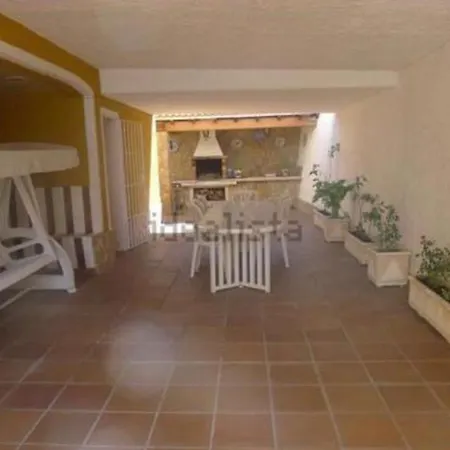 4 Bed - Sleeps 8 - Pool - Hottub - Garden