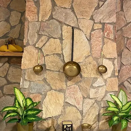 4 Bed - Sleeps 8 - Pool - Hottub - Garden Villa