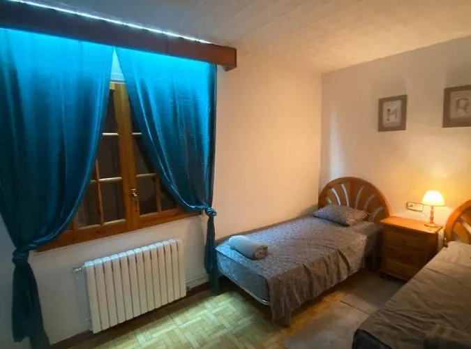 4 Bed - Sleeps 8 - Pool - Hottub - Garden خيرونا