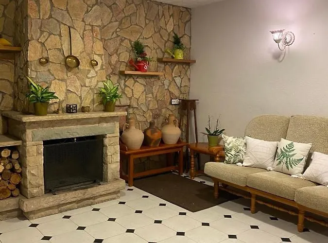 4 Bed - Sleeps 8 - Pool - Hottub - Garden *