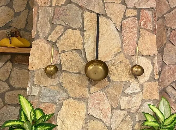 4 Bed - Sleeps 8 - Pool - Hottub - Garden فيلة