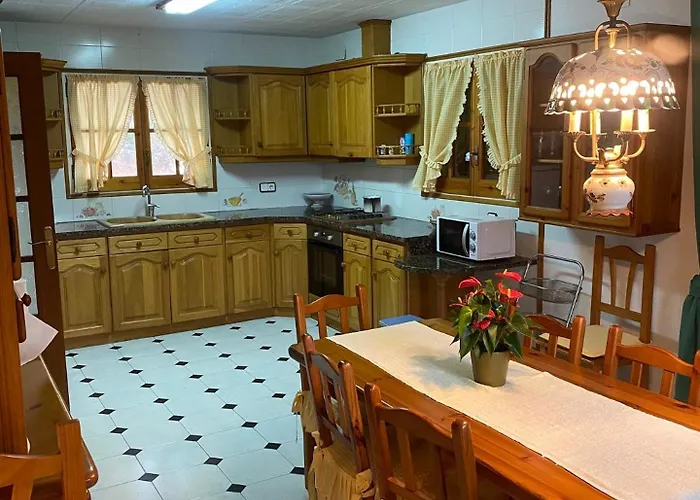 4 Bed - Sleeps 8 - Pool - Hottub - Garden خيرونا